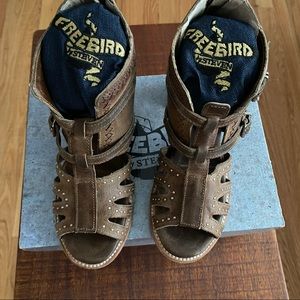 NIB Freebird Conner cognac sandal